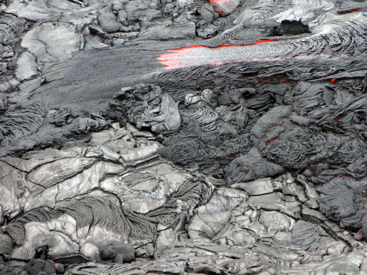 黎巴嫩爆炸灾难现场与救援行动实录，最新视频曝光